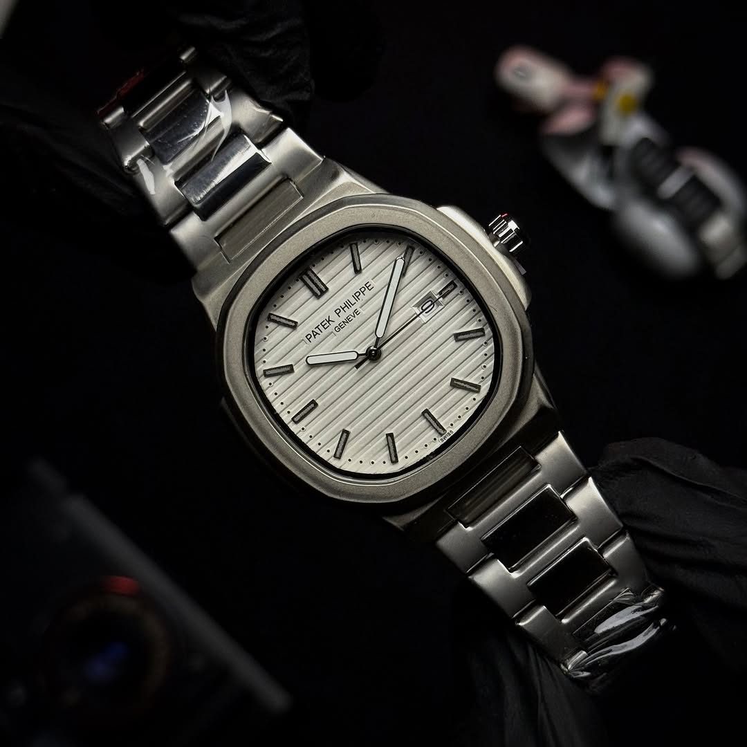 ساعة Patek Philippe Stainless Steel with Date Display سيلفر لون ميناء ابيض_اسود_اخضر_كحلي_زهري